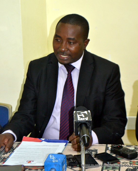 1.Dk .Mwenesano akisoma taarifa yake kwa wanahabari(hawapo pichani).