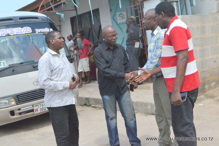 1.Mkurugenzi Mtendaji wa Global Publishers, Eric Shigongo (wapili kulia) akimpa mkono wa pole Meneja wake, Abdallah Mrisho (mwenye shati nyeusi).