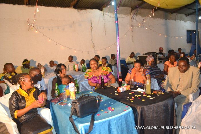 10.Ndugu jamaa na marafiki wakifuatilia sherehe hiyo.