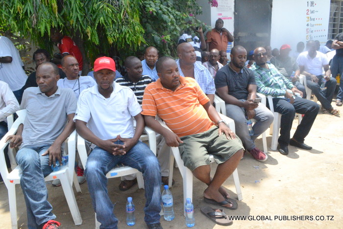 11.Baadhi ya wafanyakazi wa Global (waliopo mbelele) wakiungana na wakazi wa eneo la Tabata katika maombolezo.