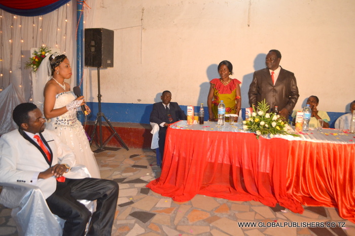 11.Bibi harusi akimtambulisha mmewe,Dickson (kulia kwake) wakwe zake.