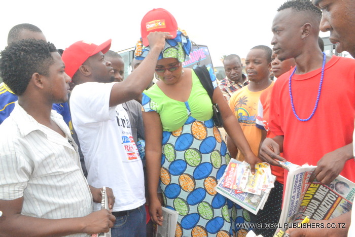12.Zoezi la kuwavalisha kofia likiendelea baada ya kujaza kuponi ili kushiriki droo ya pili ya Bahati nasiby ya Shinda Nyumba.