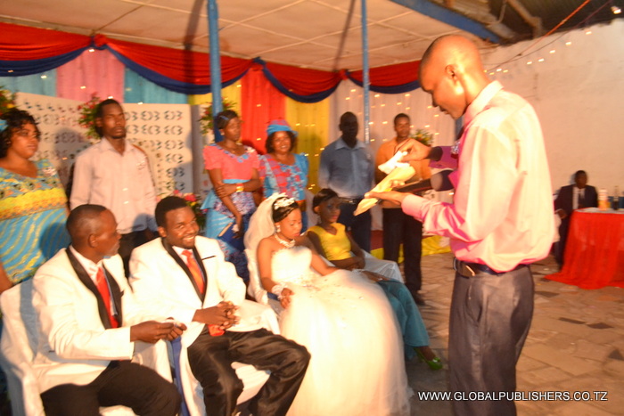 13.Aliyekuwa mwenyekiti wa maandalizi ya harusi hiyo, Joseph Kunda akitoa zawadi kwa niaba ya kamati nzima ya maandalizi.