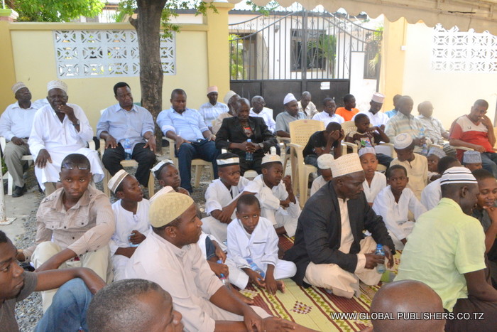 13.Waombolezaji wakiwa nyumbani kwa marehemu,Dawood eneo la Tabata jijini Dar.