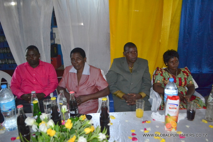 14.Wazazi wa uapnde wa bwana harusi sehemu walipokuwa wameketi.