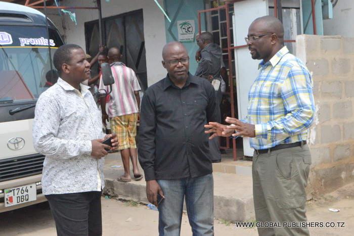 2.Kutoka kushoto ni Mhariri Mtendaji wa Kampuni ya Global Publishers, Richard Manyota, Meneja, Abdallah Mrisho na Mkurugenzi Mtendaji, Eric Shigongo.