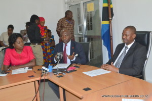 2.Kutoka kushoto ni, Mkurugenzi wa huduma za kinga wizara ya afya, Dk.Neema Rusibamayila, Naibu katibu Mkuu TAMISEMI, Dk.Deodatus Mtasiwa n a Kaimu Katibu Mkuu,John Michael.