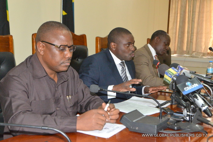 2.Mkurugenzi wa mashtaka DPP, Biswalo,E.Mganga ( katikati) akitoa ufafanuzi kwa wanahabari baada ya kupokea maswali yaliyokuwa yakiulizwa.-001