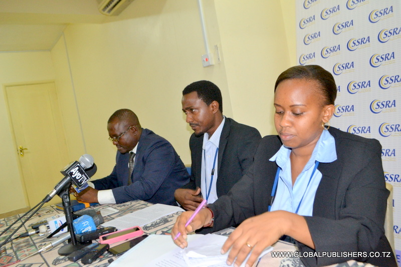 2.Viongozi hao wakisikiliza maswali yaliyokuwa yakiulizwa na wanahabari (hawapo pichani).