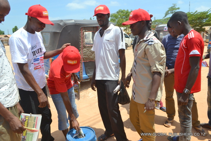 23.Kuponi zikiendelea kuwekwa katika eneo la stendi ya Kisalawe ili kushiriki Bahati Nasibu ya Shinda nyumba.