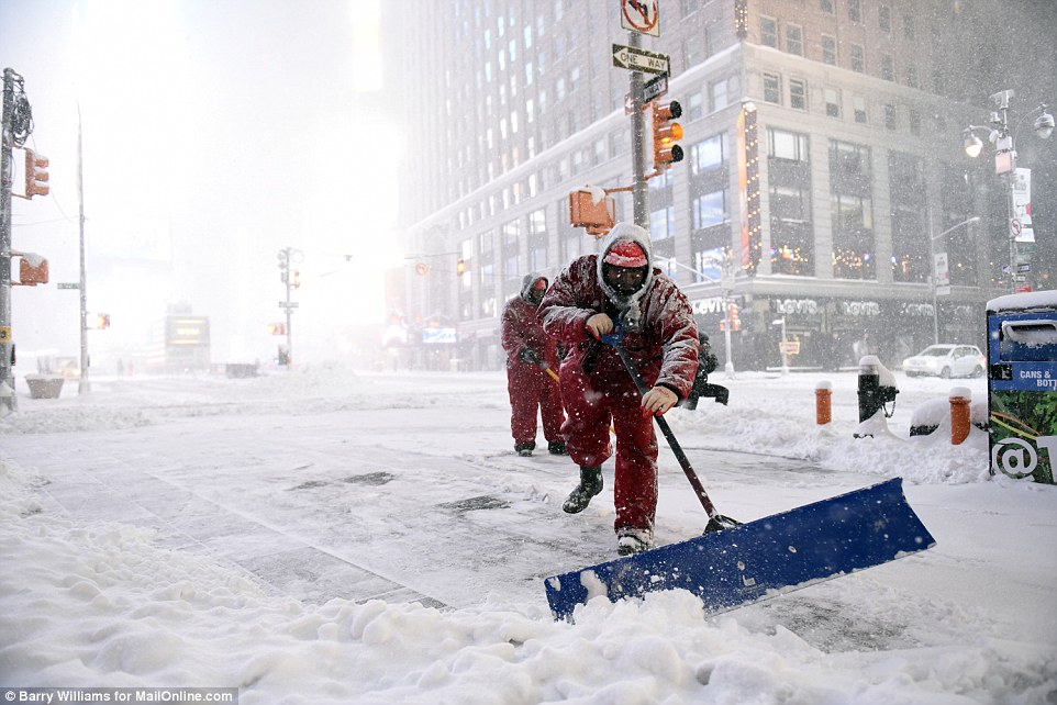 3080078D00000578-3413634-Workers_struggle_to_keep_the_streets_open_in_New_York_where_all_-a-3_1453624625871