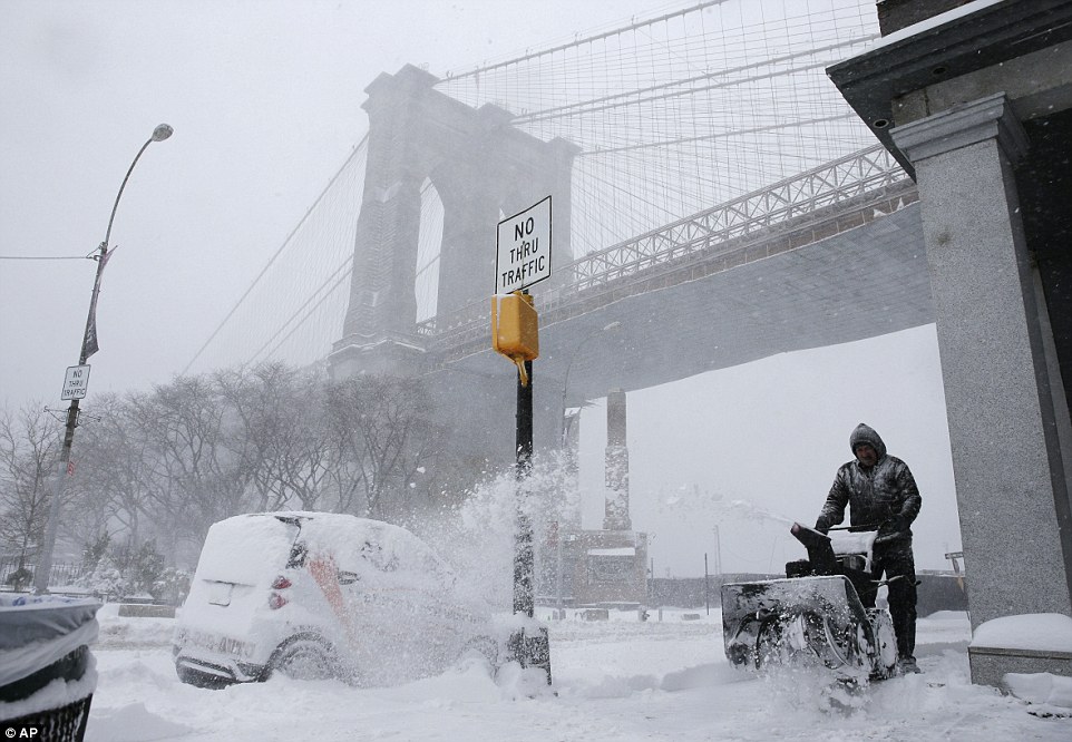 3082635C00000578-3413634-Ten_inches_of_snow_fell_in_Manhattan_on_Saturday_morning_with_mo-a-26_1453624630357