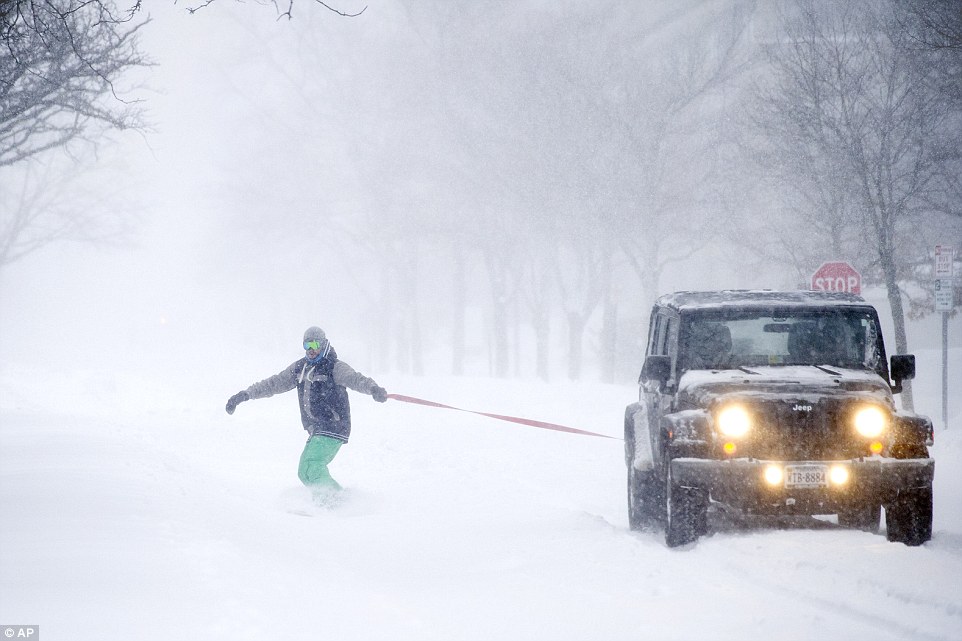 3083EDE000000578-3413634-Gary_Utley_27_of_Alexandria_snowboards_behind_a_Jeep_driven_by_h-a-47_1453624632314