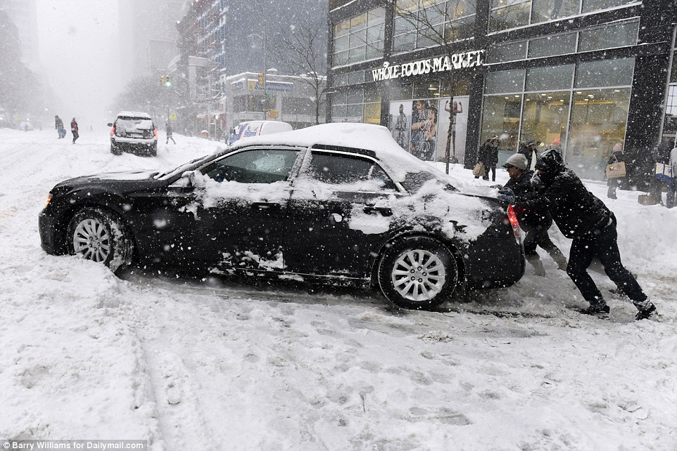 3083FAC000000578-3413634-A_couple_of_volunteers_help_a_driver_push_is_car_out_of_the_snow-a-107_1453624636154