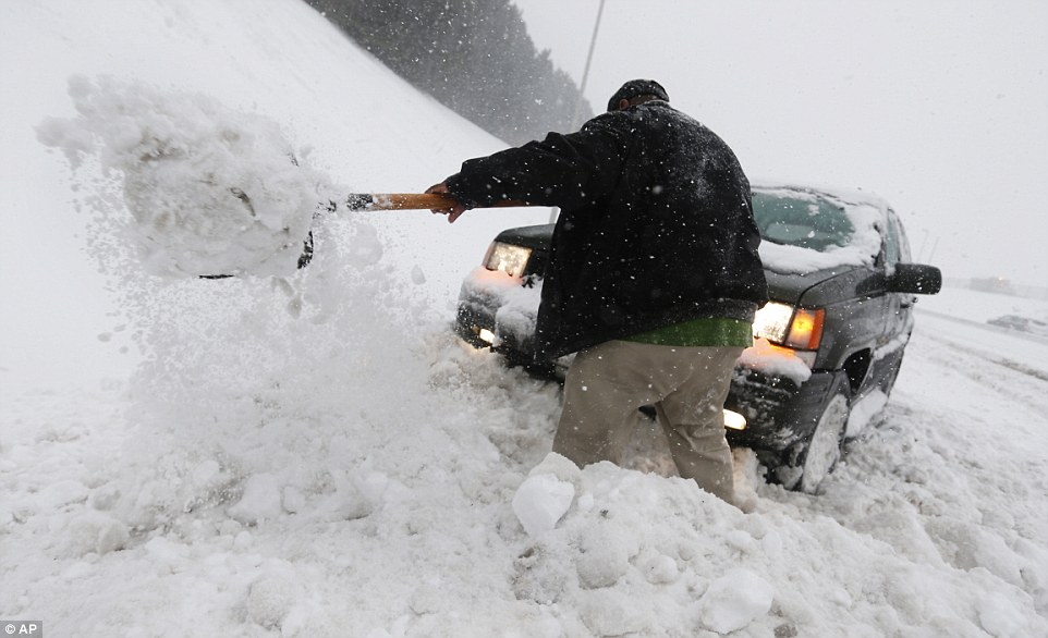 3084141400000578-3413634-William_Winston_of_Richmond_digs_his_jeep_out_of_a_snow_bank_in_-a-73_1453624633719