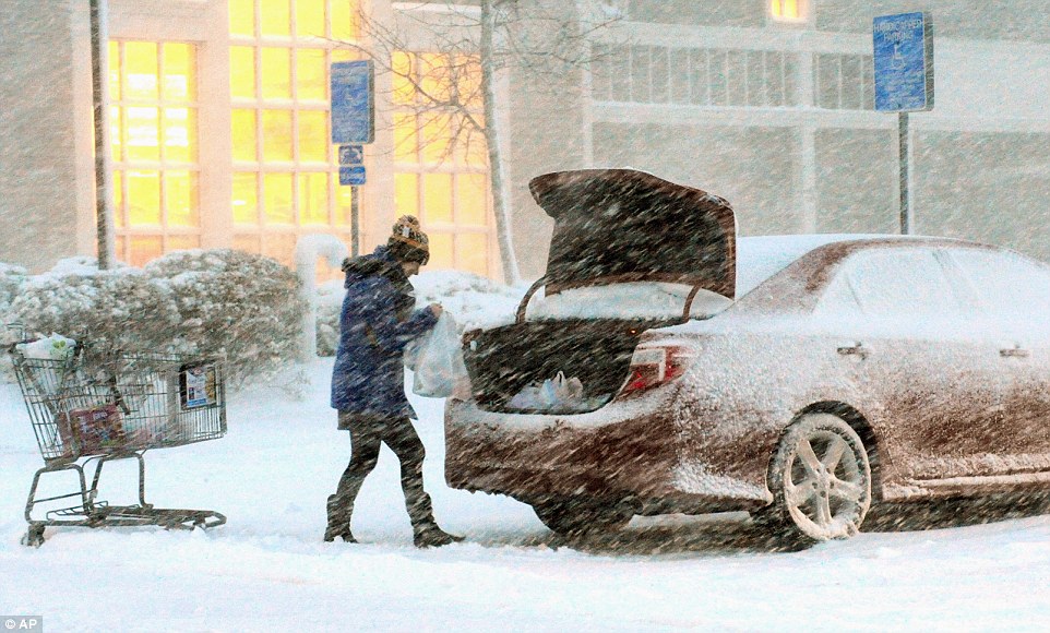 30846AA300000578-3413634-Bethany_Wallace_loads_her_car_with_groceries_outside_the_Stop_an-a-94_1453624635137