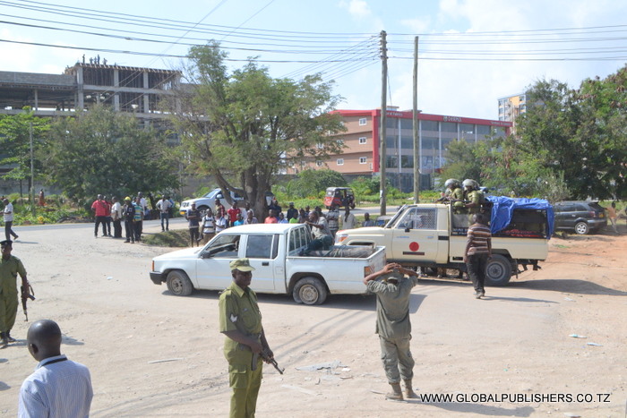 4.Moja ya gari lililodaiwa kuwa wa Kampuni ya Yono Auction Mart likiwa limetolewa upepo kwenye taili baada ya wahusika kutoweka eneo hilo.