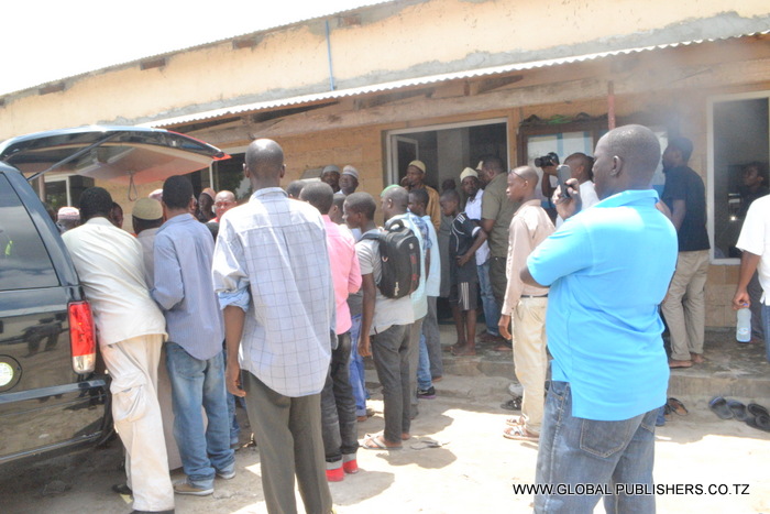 5.Jeneza lenye Mwili wa Marehemu,Dawood Mrisho likishushwa kwenye gari kwa ajili ya kuswaliwa katika msikitim wa Al- Imran Tabata jijini Dar.
