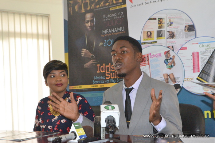 5.Meneja wa Rose Ndauka, Ramadhan Mwanana (kulia) akitoa ufafanuzi kwa wanahabari.