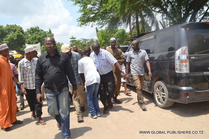 6.Meneja wa Global,Abdallah Mrisho (aliyeko mbele) akiongozana na waombolezaji waliokuwa wamebeba jeneza lenye mwili wa kaka yake, Dawood Mrisho kwa ajili ya kusafirishwa Mkoani Tabora.