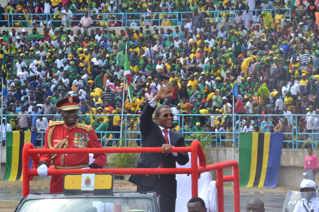 6.Rais Mstaafu wa awamu ya nne, Dk.Kikwete akiwapungia mkono wa kwaheri baadhi ya wakazi waliojitokeza kwenye hafla hiyo ya kuapishwa rais mpya .