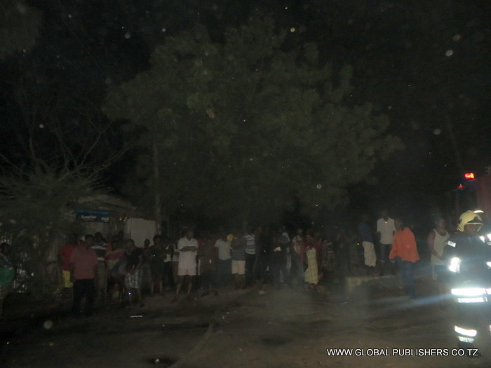 6Baadhi ya watu walishuhudia tukio hilo la kuungua stoo hiyo.-001