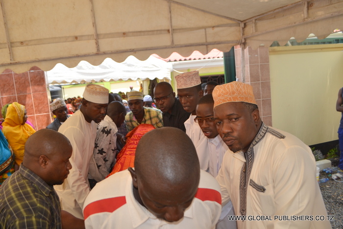 9.Kaka wa Marehemu,Abadallah Mrisho (mwenye shati nyeusi) akishiriki kubeba jeneza lenye mwili wa kakake.
