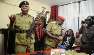 Kamanda wa Polisi mkoa wa Dar es Salaam, CP Simon Simon Siro akionesha kwa waandishi wa habari bunduki aina ya SMG iliyotumiwa na majambazi kupora fedha katika benki ya Access, Mbagala, Dar es Salaam juzi na kusababisha vifo vya watu kadhaa na wengine kujeruhiwa kwenye mkutano uliofanyika Kituo Kikuu cha Polisi jijini jana. (Picha na Fadhili Akida).