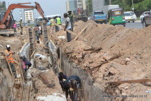 1.Mafundi wakiwa kazini.