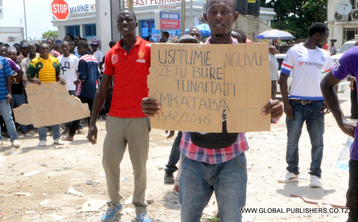 1.Wafanyakazi hao wakishikilia mabango yenye ujumbe.