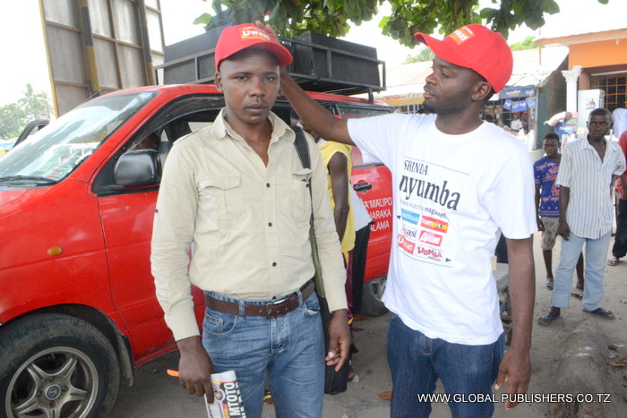 13.Joel Paul (Kushoto)akivalishwa kofia ili na nenbo ya Shinda Nyumba msomaji wa Gazeti la Uwazi mara baada ya kushiriki.