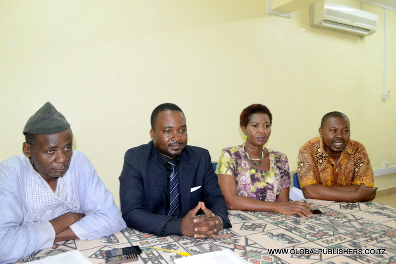 2.Viongozi hao wakisikiliza maswali yaliyokuwa yakiulizwa na wanahabari (hawapo pichani).