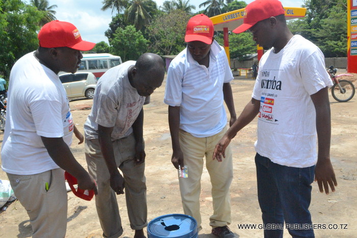 2.Wasomaji wa magazeti ya Ijumaa na Championi wa eneo la Chanika Mwisho wakiweka kuponi zao.-001