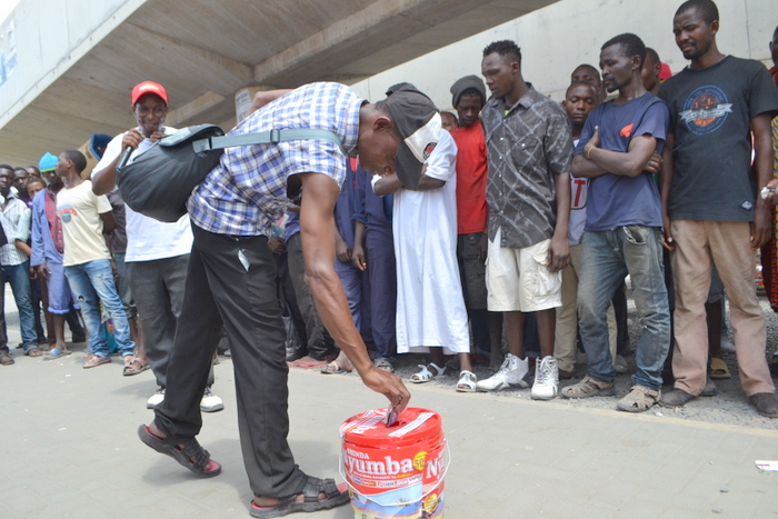 21.Mmoja-wa-abiria-aliyekuwa-akisafiri-eneo-la-Ubungo-stendi-ya-mabasi-akiweka-kuponi-yake-kwa-ajili-ya-kushiriki-bahati-nasibu-ya-shinda-nyumba-na-Global-Publishers.