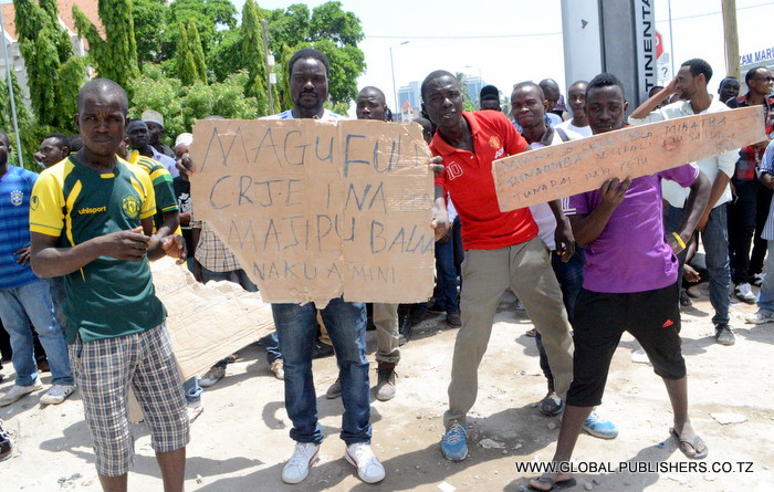 3.Mabango yaliyoandikwa ujumbe yakitawala eneo hilo.