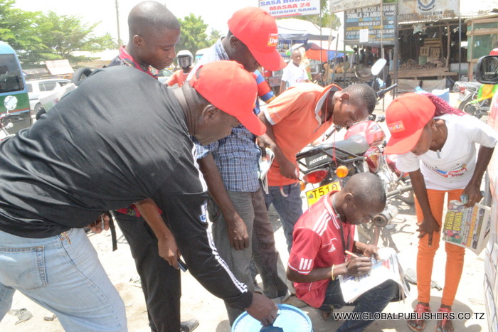 4.Wakazo wa eneo la Chamazi wakizidi kujaza kuponi zao ili kushiriki droo ya Bahati nasibu ya Shinda Nyumba.