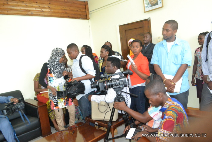 4.Wanahabari wakichukua tukio hilo.