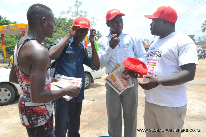 5.Wasomaji wa magazeti ya Championi na Ijumaa wakiwa wamevalia kofia zilizo na nembo ya Shinda Nyumba.-001