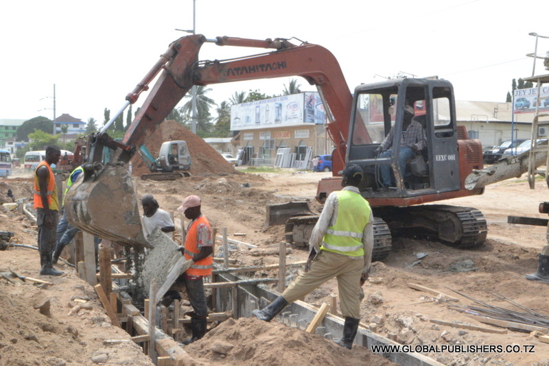 5.Zege ikimwagwa kutumia kijiko cha gari la ujenzi.