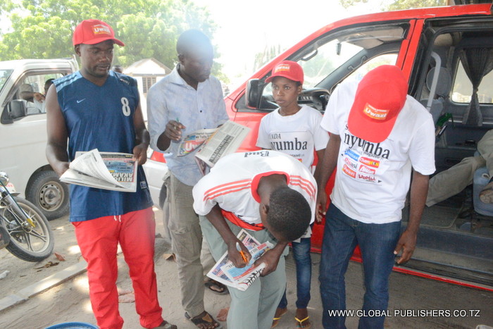 5.Zoezi likiendelea la kujaza kuponi zao kwa wakazi wa maeneo ya Vikindu-Mkuranga Pwani.