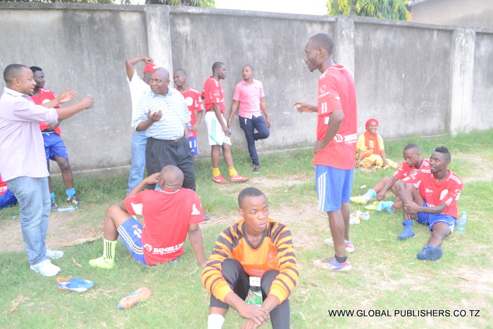 9.Viongozi wa Timu ya Global FC wakitoa ushauri kwa wachezaji wao.