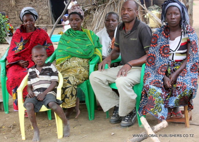 Familia ya mke wa Juma wakiwa msibani.