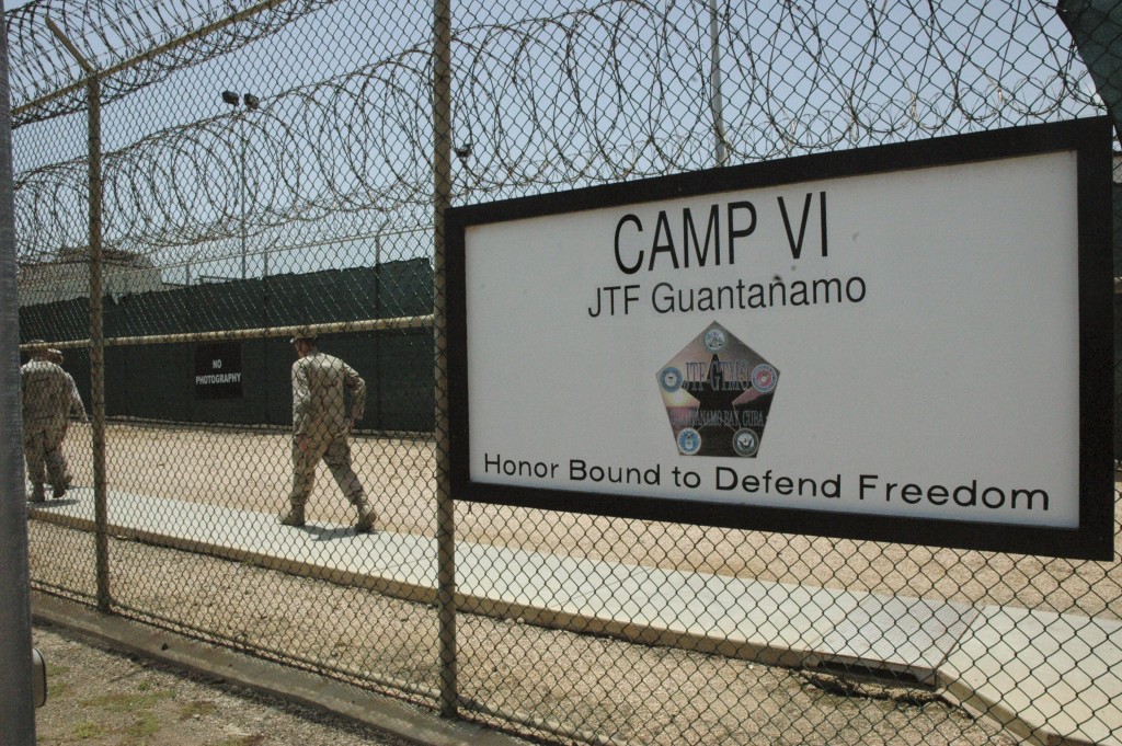epa01423000 In this image reviewed by the US Military, and made available on 24 July 2008, a sign marks one of the entrances to the detention center, at Guantanamo Bay US Naval Base, in Cuba, 23 July 2008.  EPA/RANDALL MIKKELESEN / POOL IMAGE REVIEWED BY U.S. MILITARY PRIOR TO TRANSMISSION