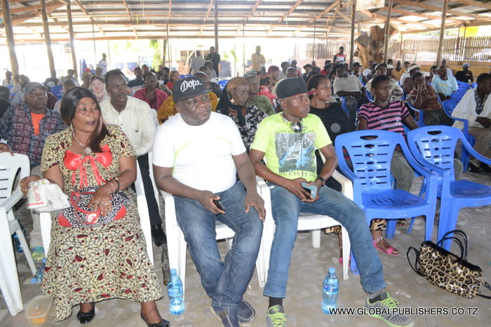 2.Wanamuziki wa Dansi wakimsikiliza Asha Baraka alipokuwa akizungumza jambo (pichani hayupo) kabla ya Waziri Nape kufika Ukumbini hapo.-001
