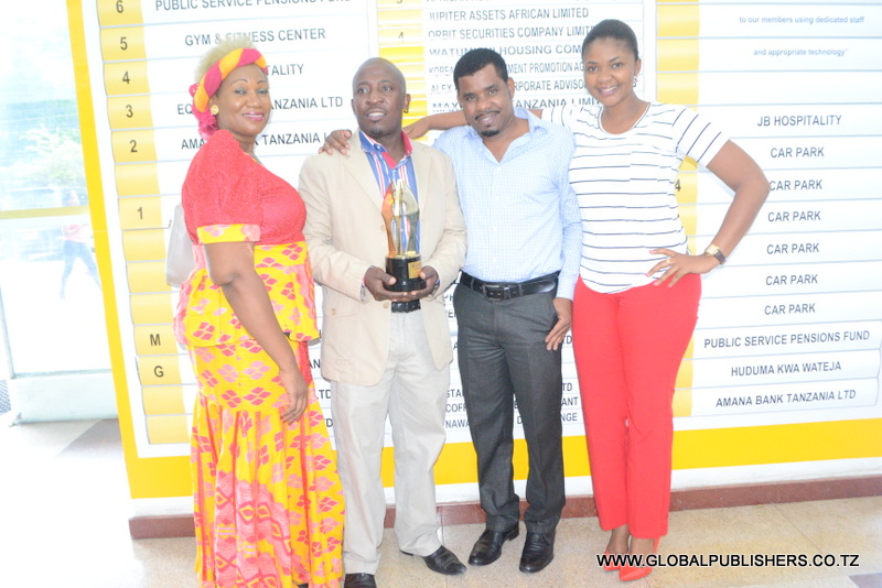 3.Rais wa Shirikisho la Filamu Tanzania,Simon Mwakifwamba (wapili kushoto) akishikilia Tuzo ya Single Mtambalike.