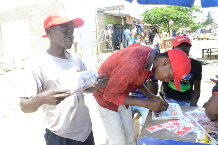 3.Wasomaji wa Gazeti la AMani wa eneo la Soko la Mlandizi-Pwani wakichangamkia fursa ya kushiriki Bahati nasibu hiyo ya Shinda Nyumba.