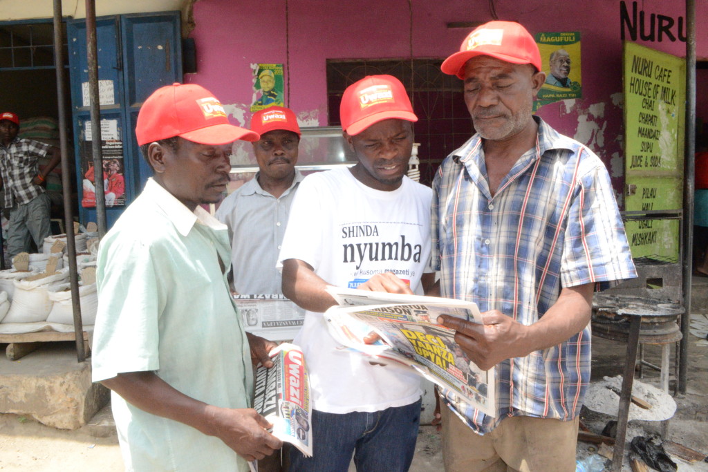 4.Mkanda (katikati) akitoa maelekezo kwa wasomaji wa Gazeti la Uwazi kabla ya kujaza kuponi zao na kushiriki,kushoto ni Abdallah Ally Kibendela na kulia ni Nalimi Bundala.