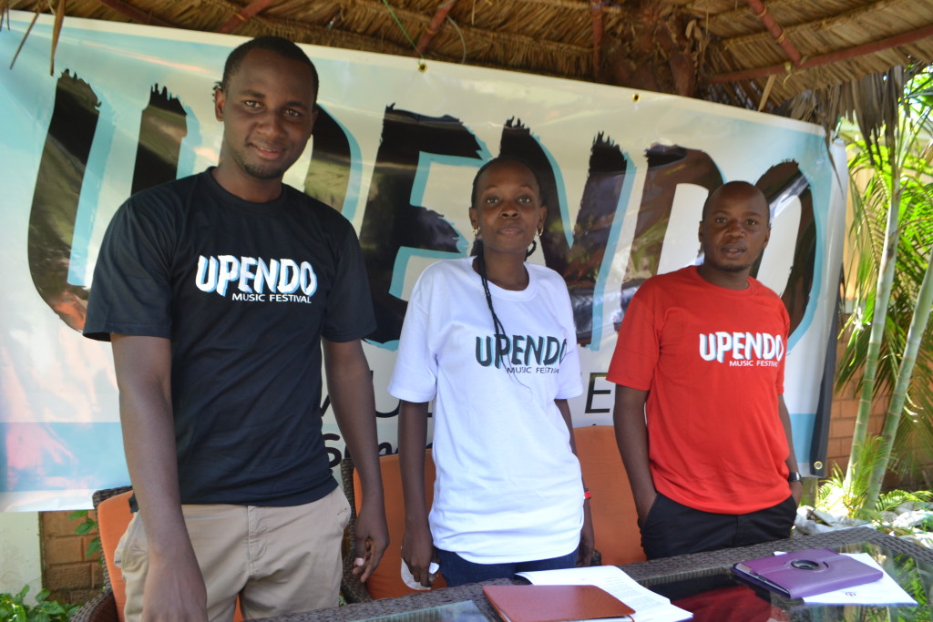 4.Waratibu wa tamasha hilo wakiwa katika picha ya pamoja.