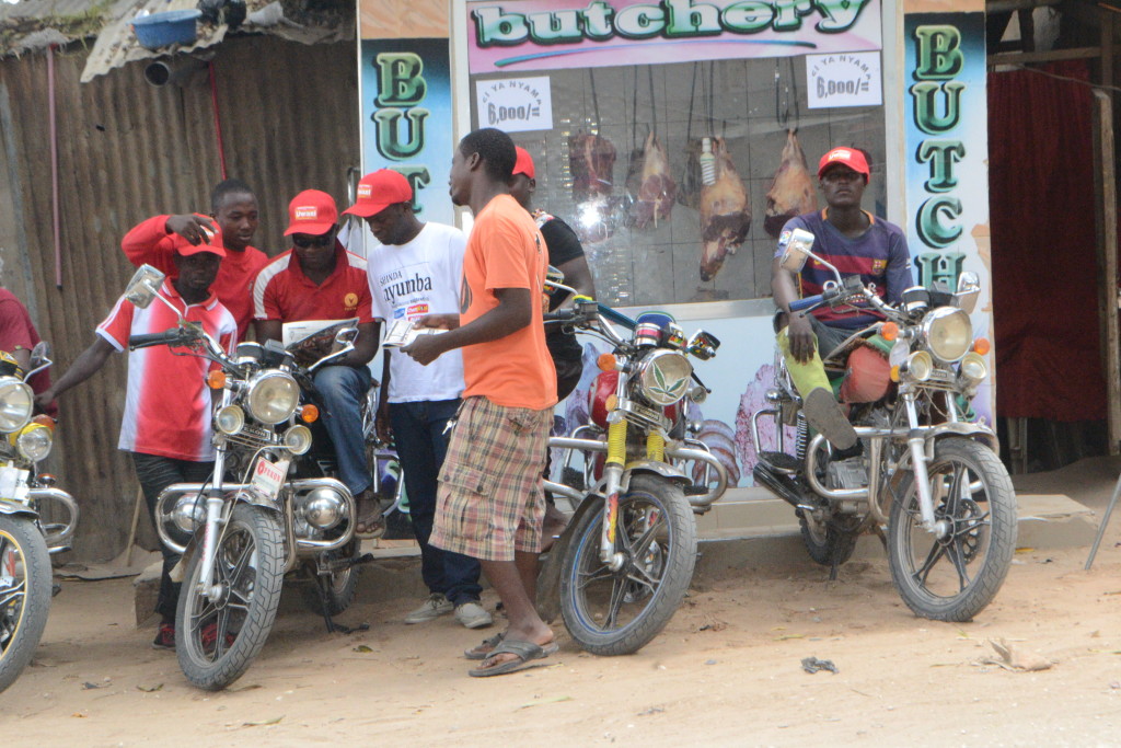 8.Mmoja wa waendesha Bodaboda eneo la stendi ya daladala ya Goba Dar akijaza kuponi yake huku Ofisa Masoko wa Globa akifuatilia zoezi hilo.
