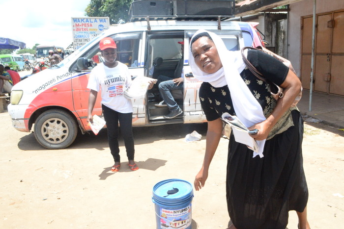 9.Salama Mzuri Salum,mara baada ya kuweka kuponi yake katika ndoo maalum ya bahati nasibu.
